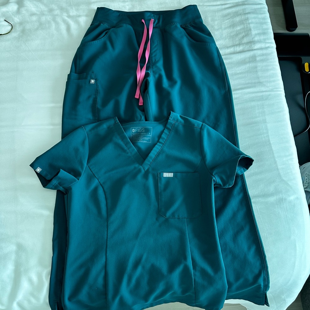 Figs Slim Catarina top size S and high waisted kade cargo pant size M